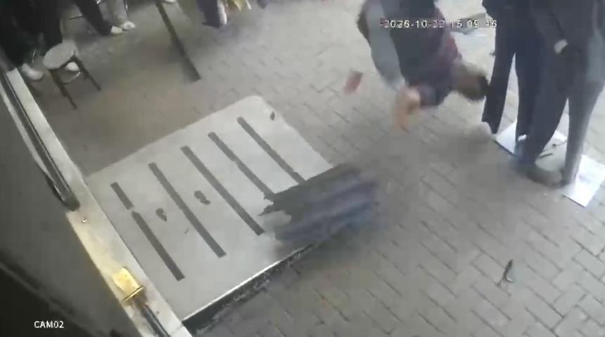 Kediyi kurtarmak isteyen eğitimci yere b&ouml;yle &ccedil;akıldı