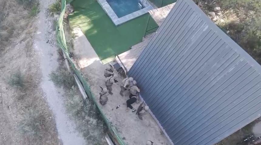 İzmir&rsquo;de 9 yıldır aranan firari h&uuml;k&uuml;ml&uuml; &ouml;zel harek&acirc;t destekli operasyonla yakalandı