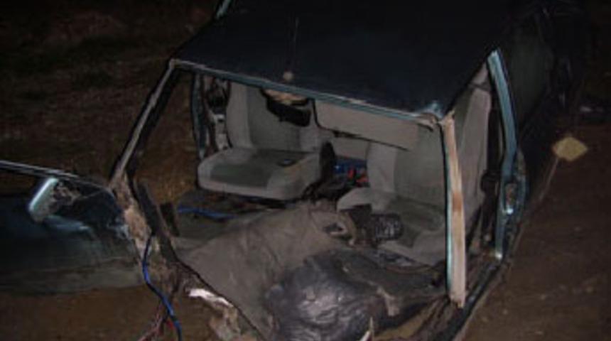 Otomobil ikiye ayrıldı