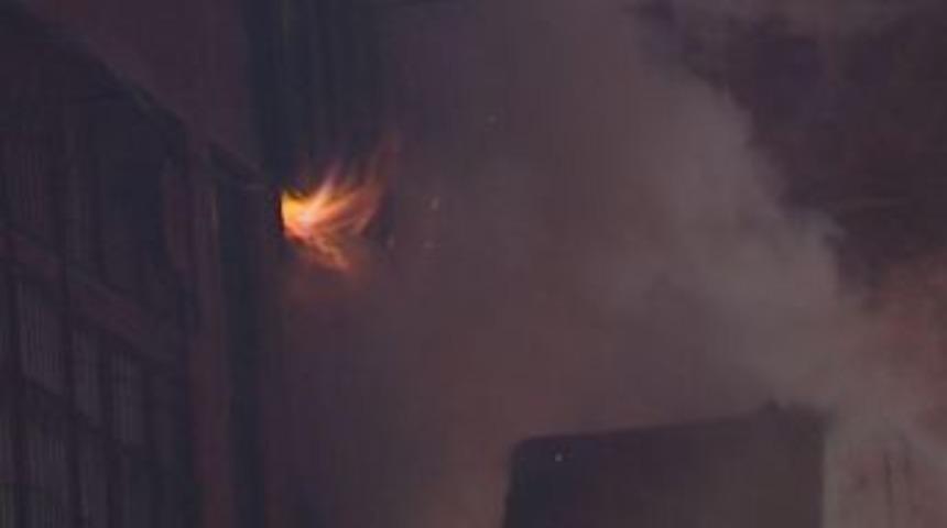 Üç katlı kereste dükkanındaki yangın korkuttu