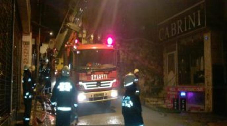 Bekar evinde çıkan yangın paniğe sebep oldu