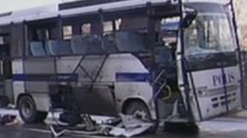 Polise bombalı saldırı: 16 yaralı