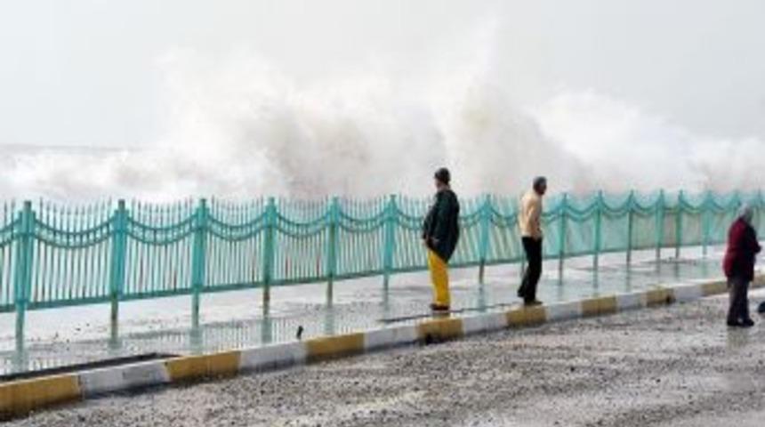 Antalya&rsquo;da r&uuml;zgar 106 kilometre hızla esti, dev dalgalar yol kapattırdı