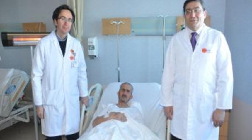 Sigara sebebiyle t&uuml;m&ouml;r oluşan idrar torbası alındı, bağırsaktan mesane yapıldı