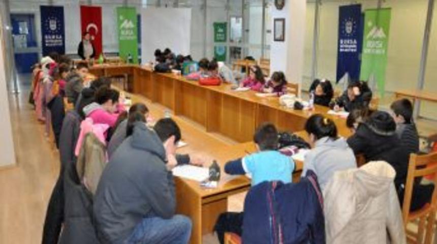 G&ouml;n&uuml;ll&uuml; &ouml;ğretmenler &ccedil;ocuklara İngilizce &ouml;ğretiyor