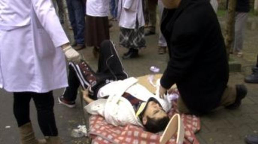 Spor otomobil ile minibüs çarpıştı: 6 yaralı