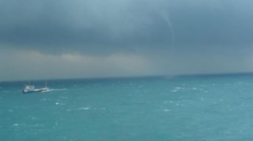 Dalgıç ekibi, fırtına yüzünden kayıp mürettebatı arama çalışmalarına ara verdi