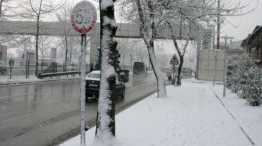 Bursa&rsquo;da artan kar yağışı eğitime yine ara verdirdi