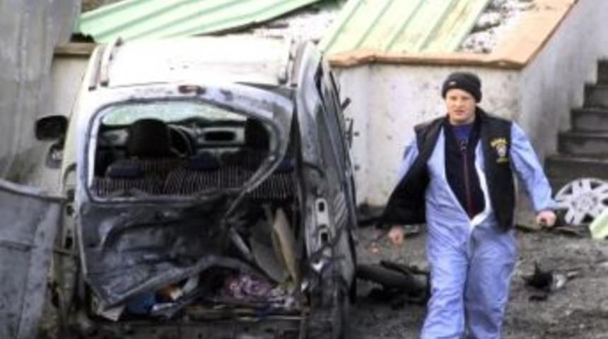 Hasar g&ouml;ren ara&ccedil;lar, patlamanın şiddetini g&ouml;zler &ouml;n&uuml;ne seriyor