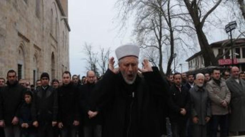 Kandil gecesi Suriye'de &ouml;ld&uuml;r&uuml;lenler i&ccedil;in gıyabi cenaze namazı kılındı