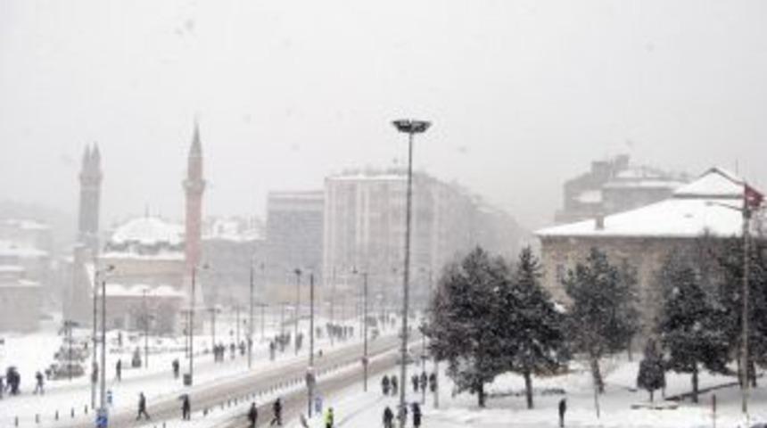 Kar nedeniyle Sivas'ın bin 237 k&ouml;y&uuml;nden bin 16'sı ulaşıma kapandı