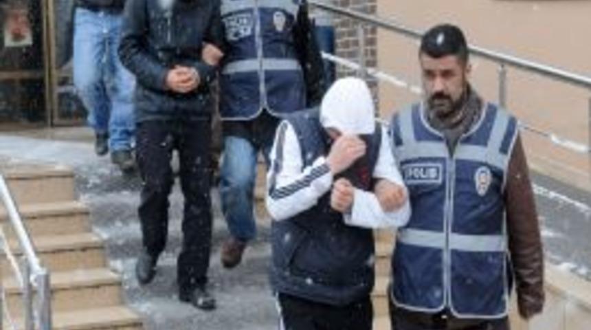 Hara&ccedil; istedikleri iş&ccedil;iye etek giydirip sokakta gezdiren &ccedil;ete &ccedil;&ouml;kertildi