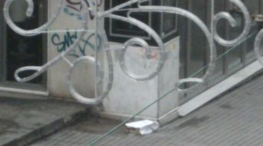 İstiklal Caddesi'nde ş&uuml;pheli kutu alarmı