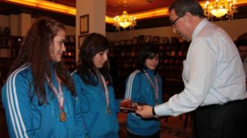 &Uuml;nver boks&ouml;rleri &ouml;d&uuml;llendirdi