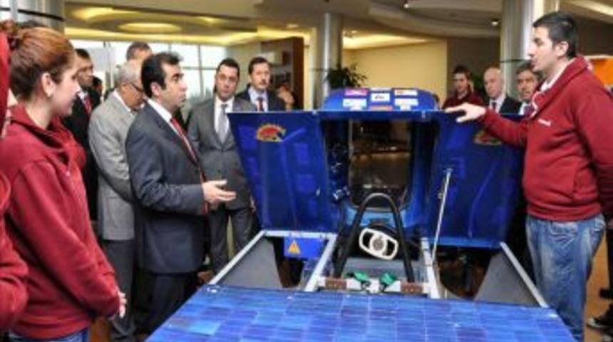 Vali &uuml;niversite &ouml;ğrencilerinin g&uuml;neş enerjisi ile &ccedil;alışan aracını test etti