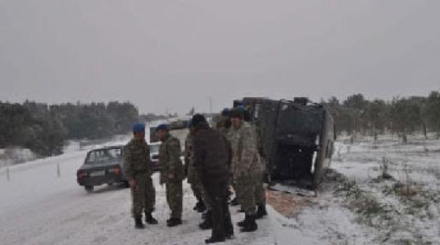 Askeri ara&ccedil; devrildi; 5 yaralı