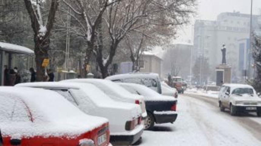 Çankırı'da kar sebebiyle 97 köy yolu kapandı