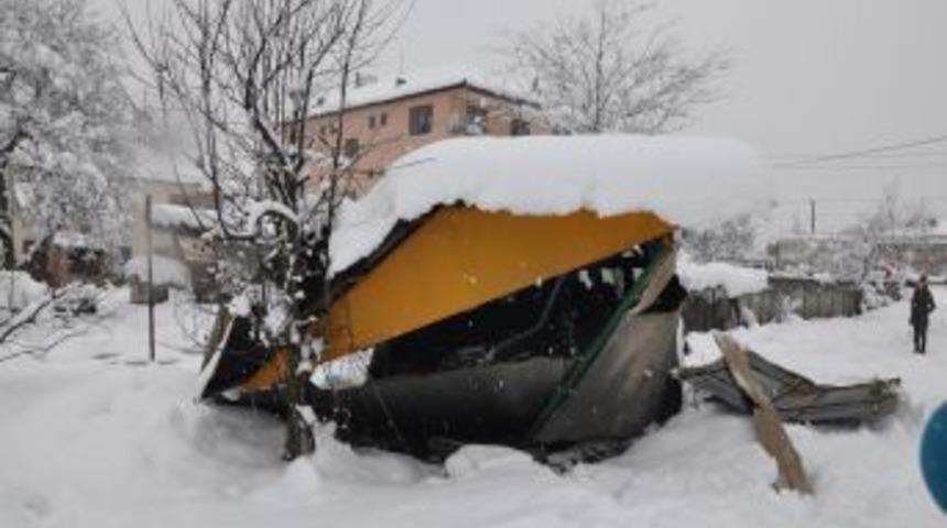 Garaj &ccedil;atısında biriken kar, &ccedil;atı tartamayınca aracın &uuml;st&uuml;ne &ccedil;&ouml;kt&uuml;