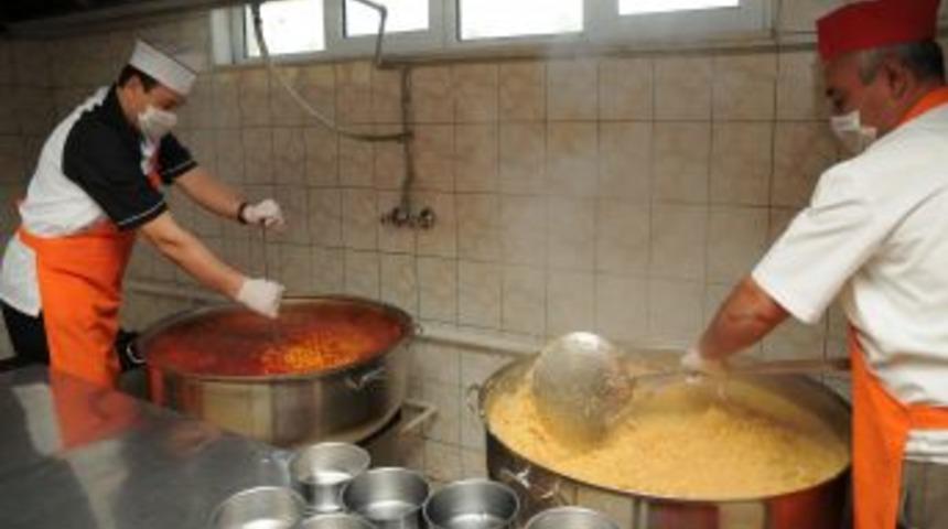 Sincan Belediyesi fakir ailelere yemek, &ccedil;ocuklarına s&uuml;t dağıtıyor