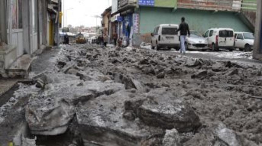 Ardahan caddelerindeki buz k&uuml;tleleri kaydırılıyor