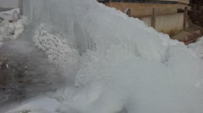 Yozgat&rsquo;ta su borusundan fışkıran su 5 metrelik buz k&uuml;tlesi oluşturdu