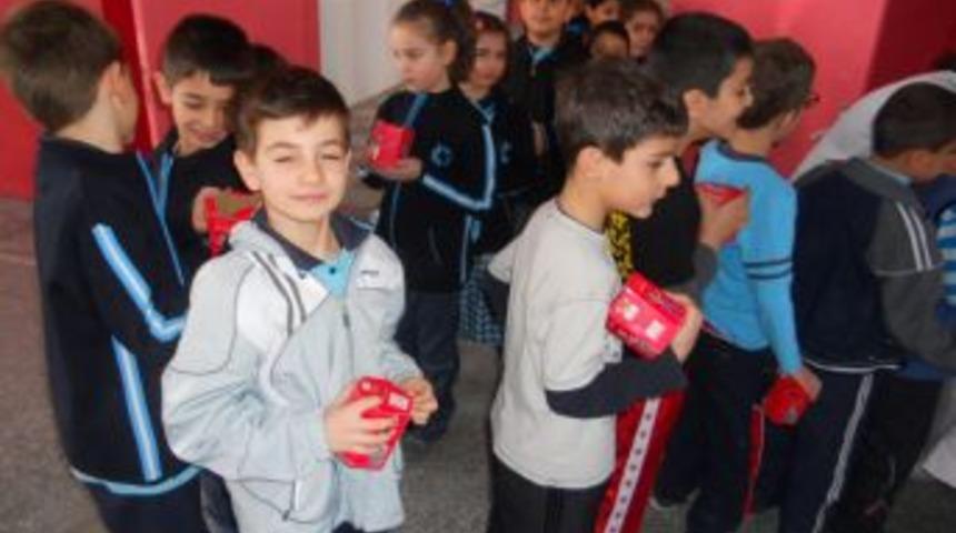 &Ouml;zel Birlik İlk&ouml;ğretim &ouml;ğrencileri kumbaralarında biriktirdikleriyle kitap aldı