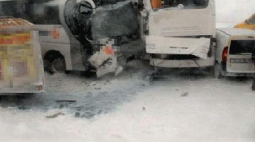 Sivas'ta 15 ara&ccedil; birbirine girdi