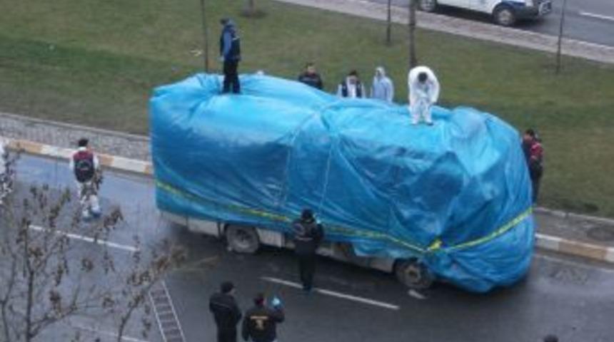 Patlamada zarar g&ouml;ren &Ccedil;evik Kuvvet otob&uuml;s&uuml; emniyete g&ouml;t&uuml;r&uuml;ld&uuml;