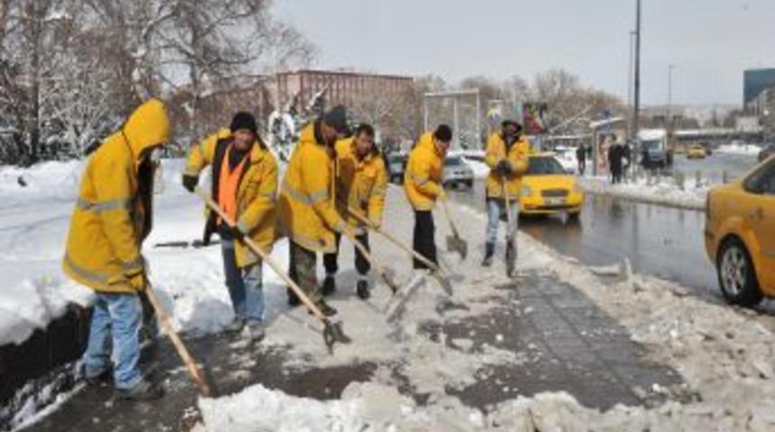 Başkent'te kaldırımlarda kar temizliği s&uuml;r&uuml;yor