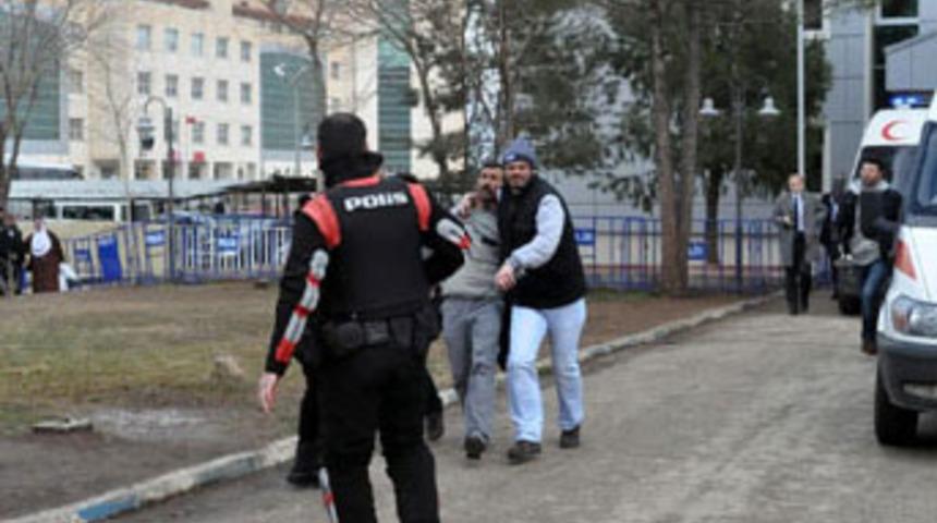 Adliye &ouml;n&uuml;nde silahlı kavga