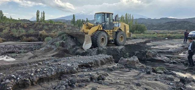Iğdır’da şiddetli yağışın zarar verdiği köy yollarında çalışma başlatıldı 2