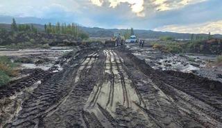 Iğdır&rsquo;da şiddetli yağışın zarar verdiği k&ouml;y yollarında &ccedil;alışma başlatıldı