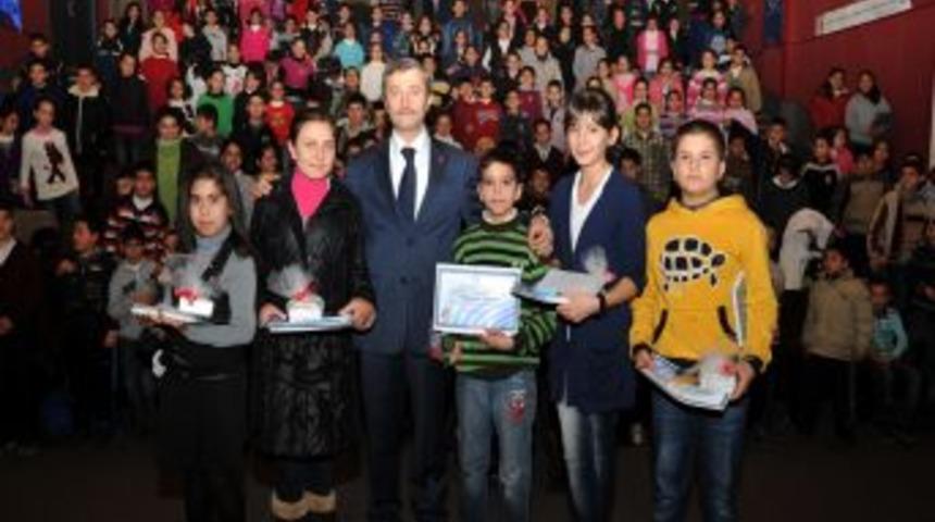 Başkan Tahmazoğlu, başarılı &ouml;ğrencileri &ouml;d&uuml;llendirdi