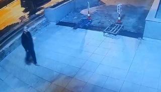 Son kez otomobili park edip ayakkabısız halde y&uuml;r&uuml;rken g&ouml;r&uuml;nt&uuml;lendi, 4 g&uuml;nd&uuml;r haber alınamıyor