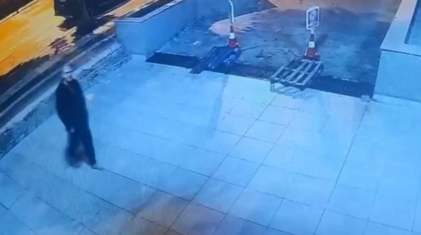 Son kez otomobili park edip ayakkabısız halde y&uuml;r&uuml;rken g&ouml;r&uuml;nt&uuml;lendi, 4 g&uuml;nd&uuml;r haber alınamıyor