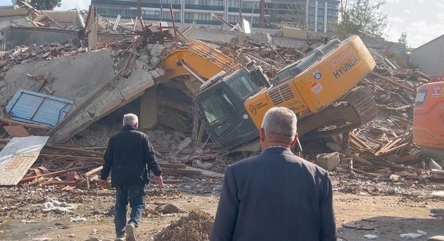 Kontroll&uuml; yıkım sırasında kep&ccedil;e molozların altında kaldı 5