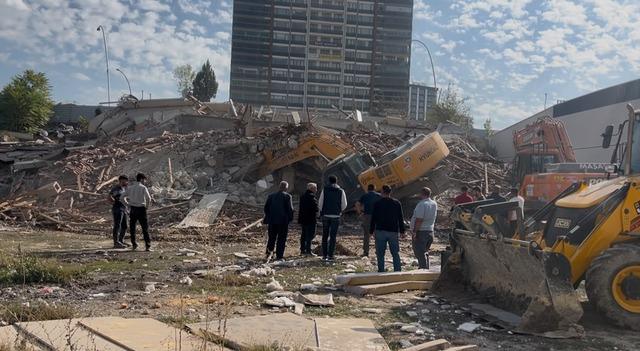 Kontroll&uuml; yıkım sırasında kep&ccedil;e molozların altında kaldı 4