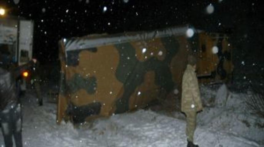 Başkale&rsquo;de askeri ara&ccedil; kaza yaptı: 3 yaralı