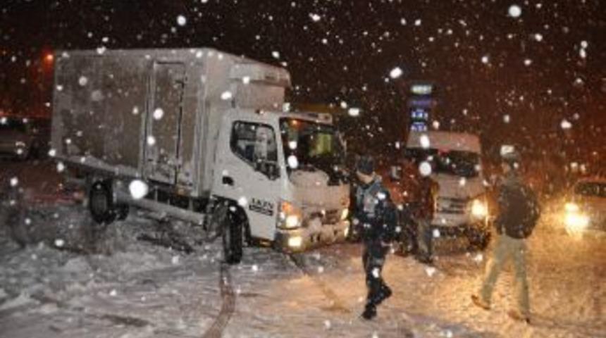 Yozgat&rsquo;ta kayan TIR 2 saat ulaşımı aksattı