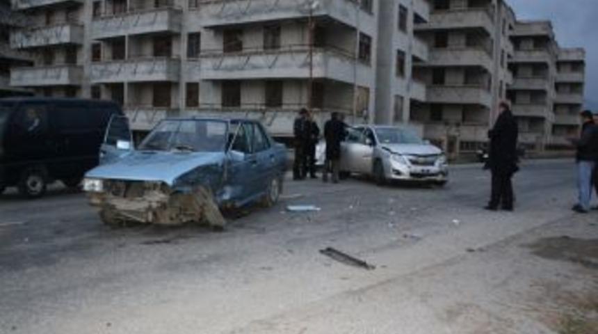 Edremit&rsquo;te iki ayrı kazada iki kişi yaralandı