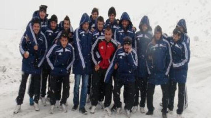 Batman Petrolspor kafilesi bir saat karda mahsur kaldı