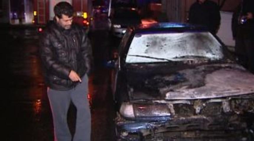 Park halindeki otomobil yanarak kullanılamaz hale geldi