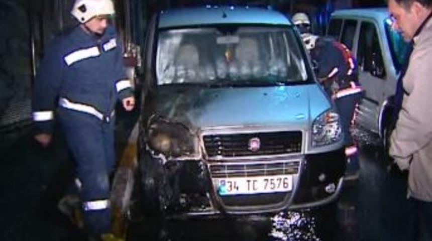 Beyoğlu&rsquo;nda 3 ara&ccedil; kundaklandı