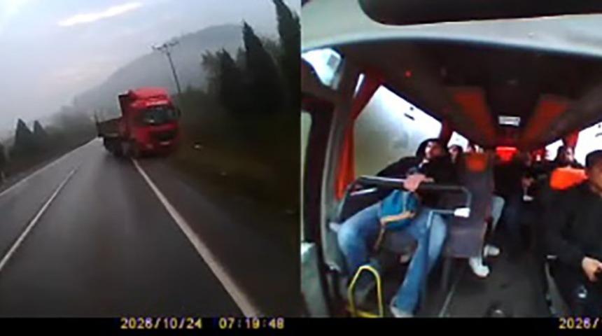 Tırın hatalı sollaması faciaya davetiye &ccedil;ıkardı: 24 kişi &ouml;l&uuml;mden d&ouml;nd&uuml;