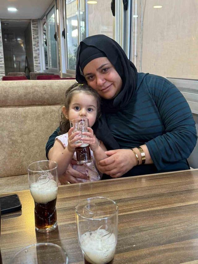 Otomobilin &ccedil;arpmasıyla &ouml;len anne ve kız &ccedil;ocuğu yan yana defnedildi 4