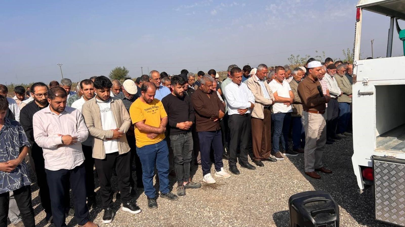 Otomobilin çarpmasıyla ölen anne ve kız çocuğu yan yana defnedildi