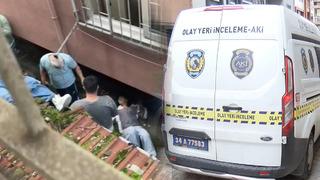 Yetiştirme yurdundan kaçıp babasının evine geldi: 2 genç kız çarşaf sarkıtıp 3. kattan düştü!