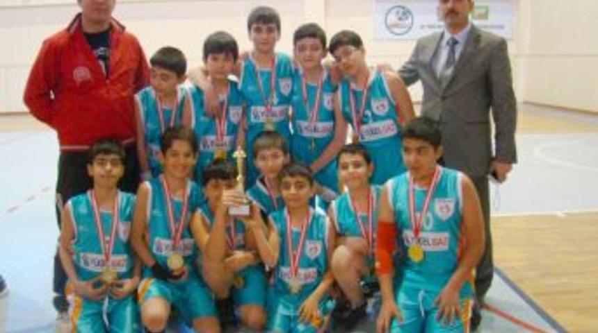 İkbal İlk&ouml;ğretim Okulu basketbol ve voleybolda şampiyon oldu