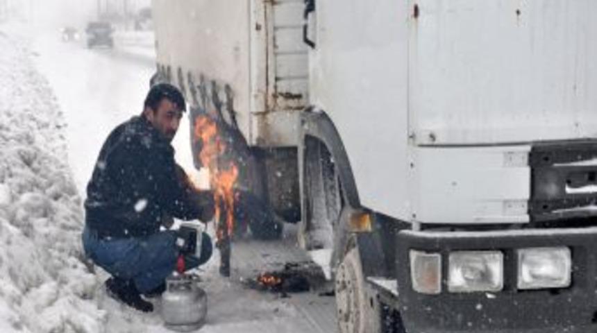 Seyir halindeki kamyonetin deposu dondu