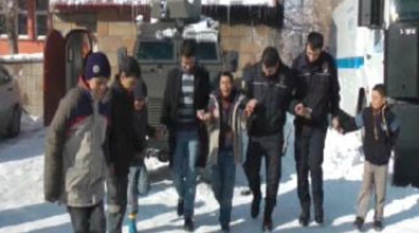 Malazgirt&rsquo;te &ccedil;ocuklarla polisler kar &uuml;st&uuml;nde halay &ccedil;ekti